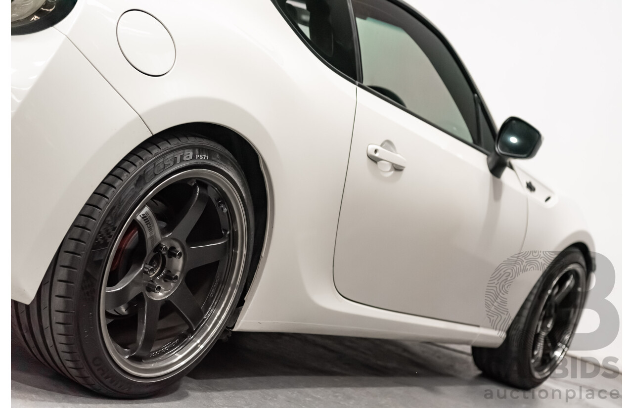 12/2013 Toyota 86 GTS ZN6 MY14 2d Coupe Pearl White Metallic 2.0L