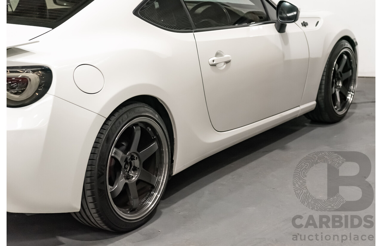 12/2013 Toyota 86 GTS ZN6 MY14 2d Coupe Pearl White Metallic 2.0L