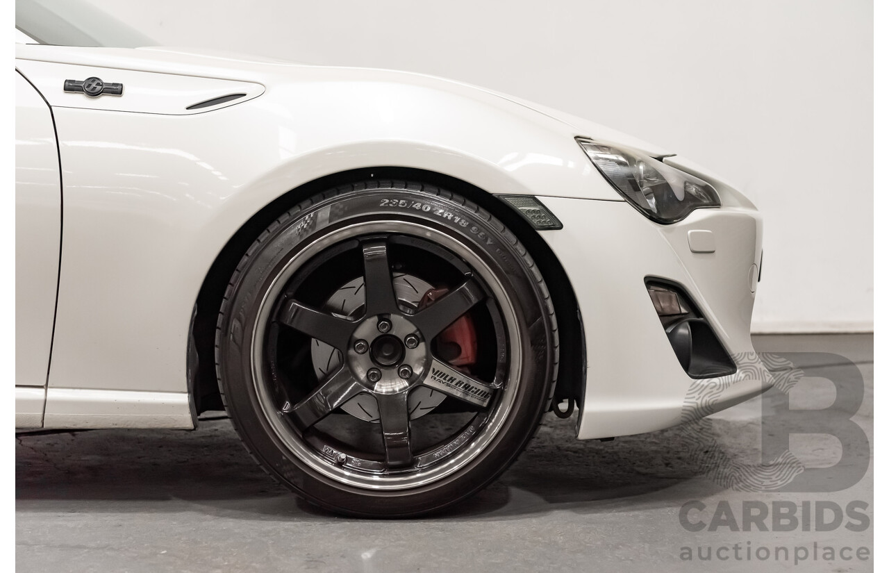12/2013 Toyota 86 GTS ZN6 MY14 2d Coupe Pearl White Metallic 2.0L