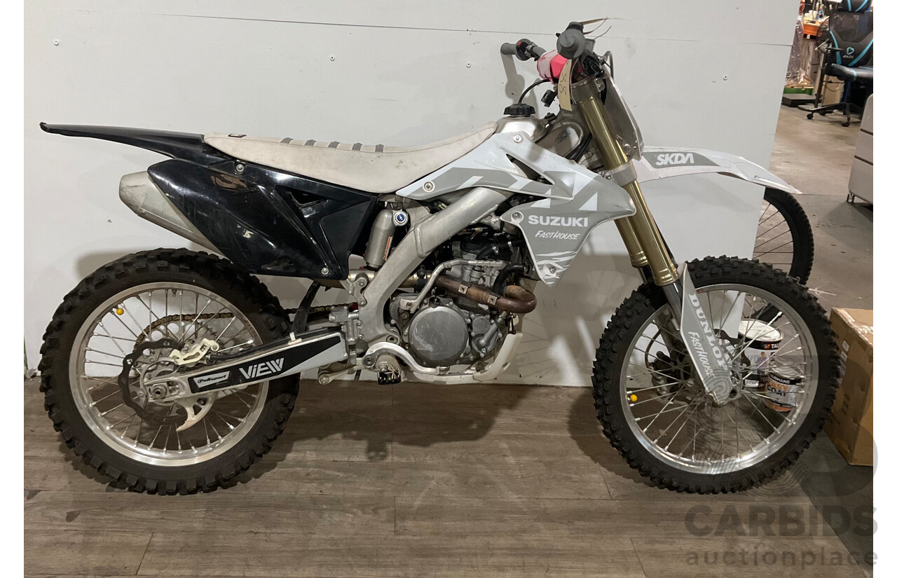 SUZUKI FAST HOUSE DIRT BIKE