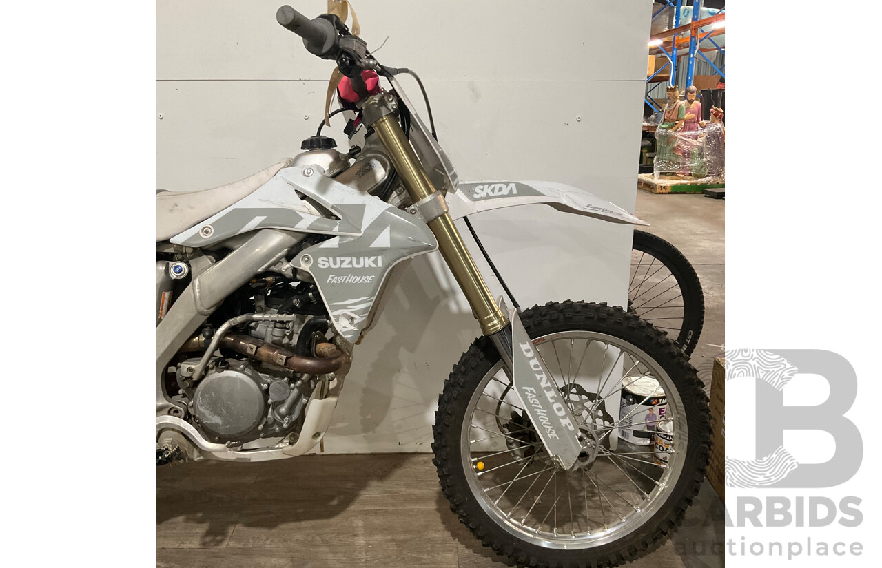 SUZUKI FAST HOUSE DIRT BIKE