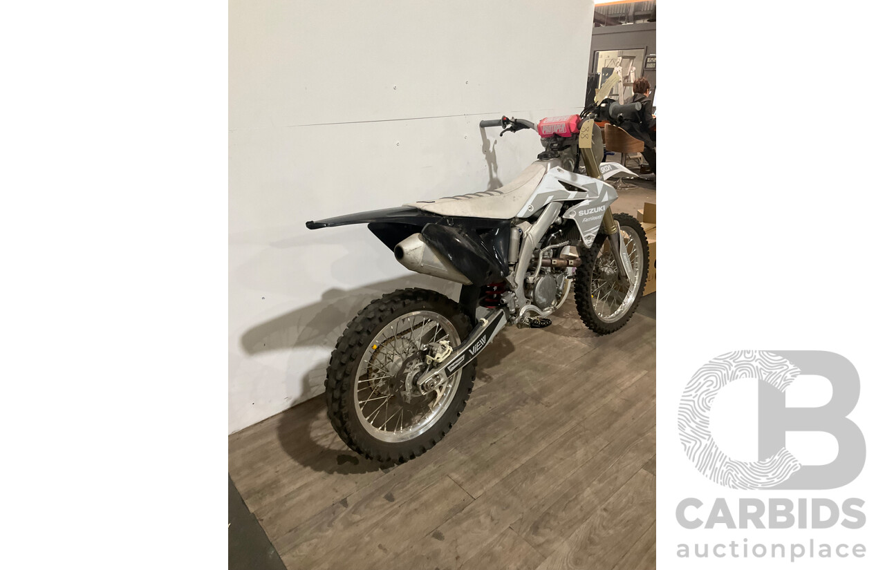 SUZUKI FAST HOUSE DIRT BIKE