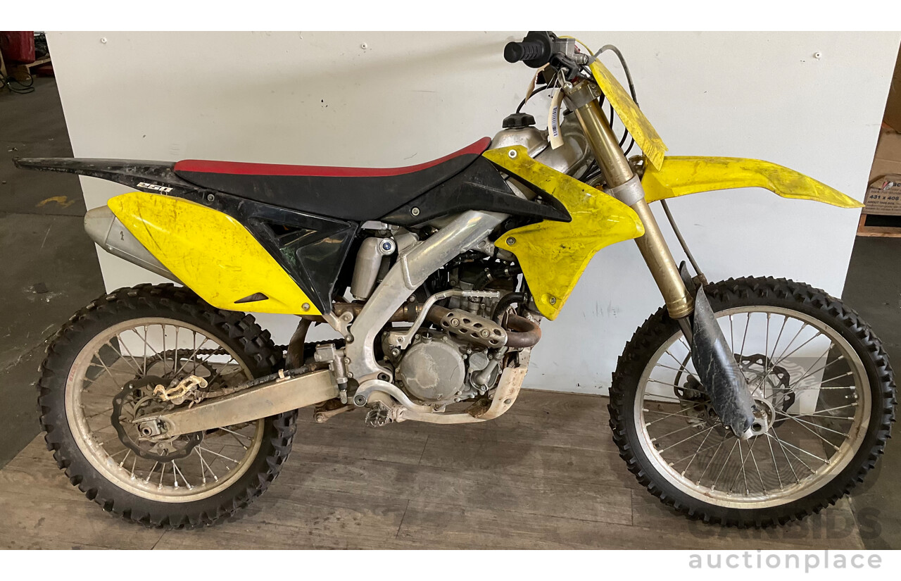 SUZUKI RM-Z 250cc Dirt Bike