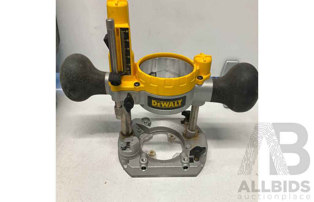 DEWALT D26204- XE 900W Premium Plunge & Fixed Base in Carry Case - ORP$639.00