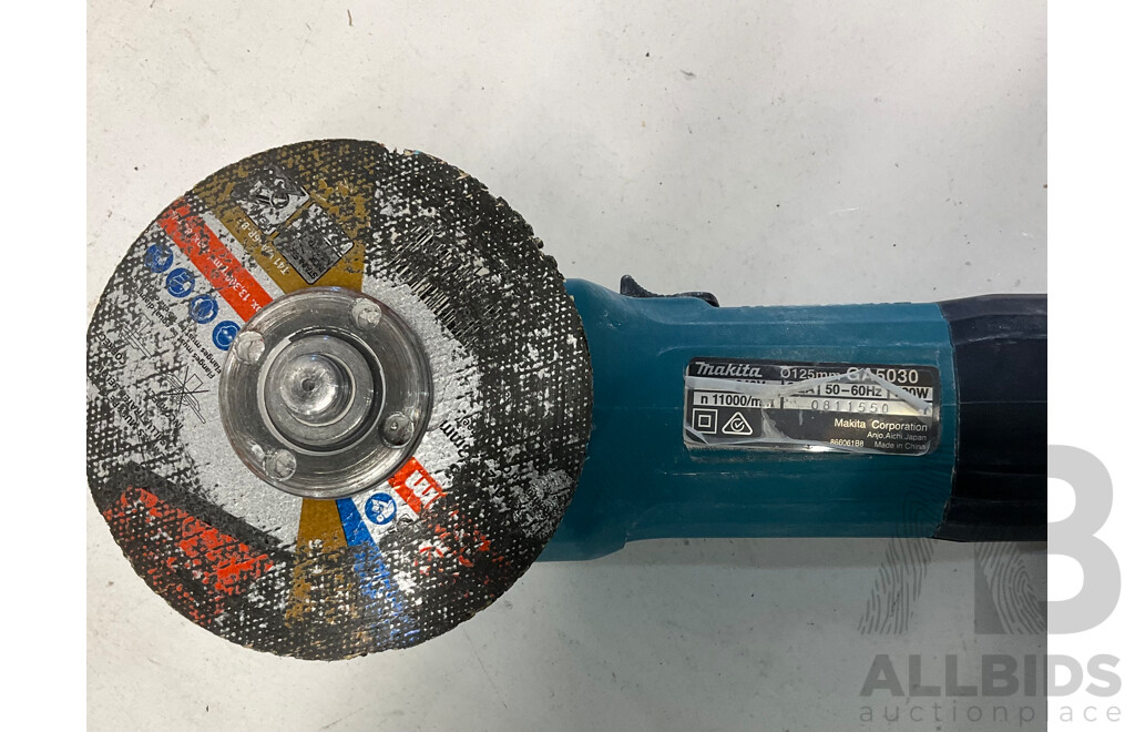MAKITA GA5030 720W 125mm (5inch) Angle Grinder in Carry Case - ORP$109.00