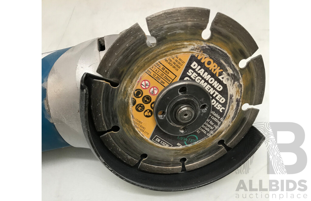 WorkZone Corded 240V Angle Grinder with Grinding Discs