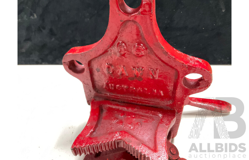 Vintage Dawn C-6 Cast Iron Pipe Chain Vice