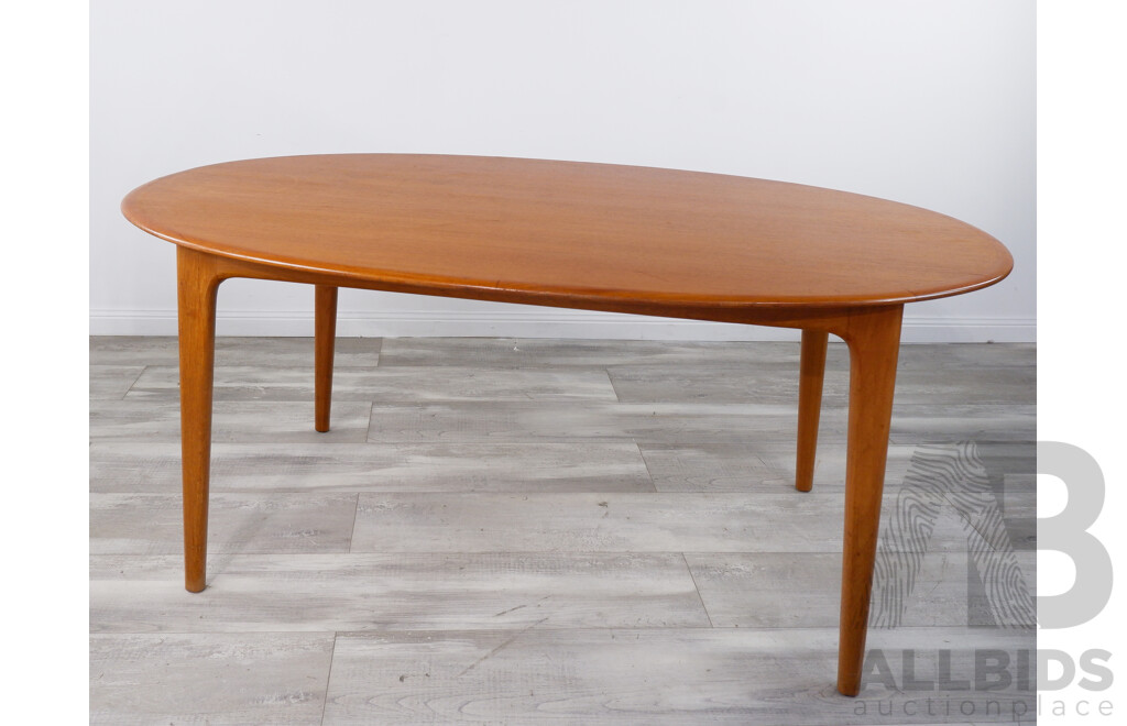 Mid Century Oval Dining Table Attr. Noblett