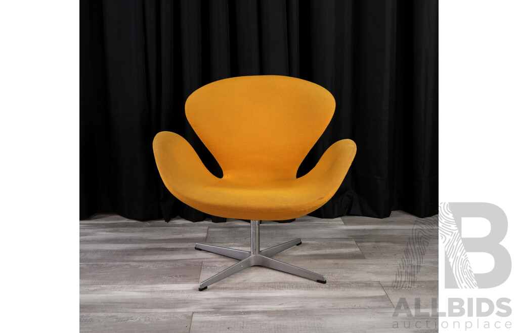 Original Swan Chair Designed by Arne Jacobsen, Manufactured by Fritz Hansen Denmark