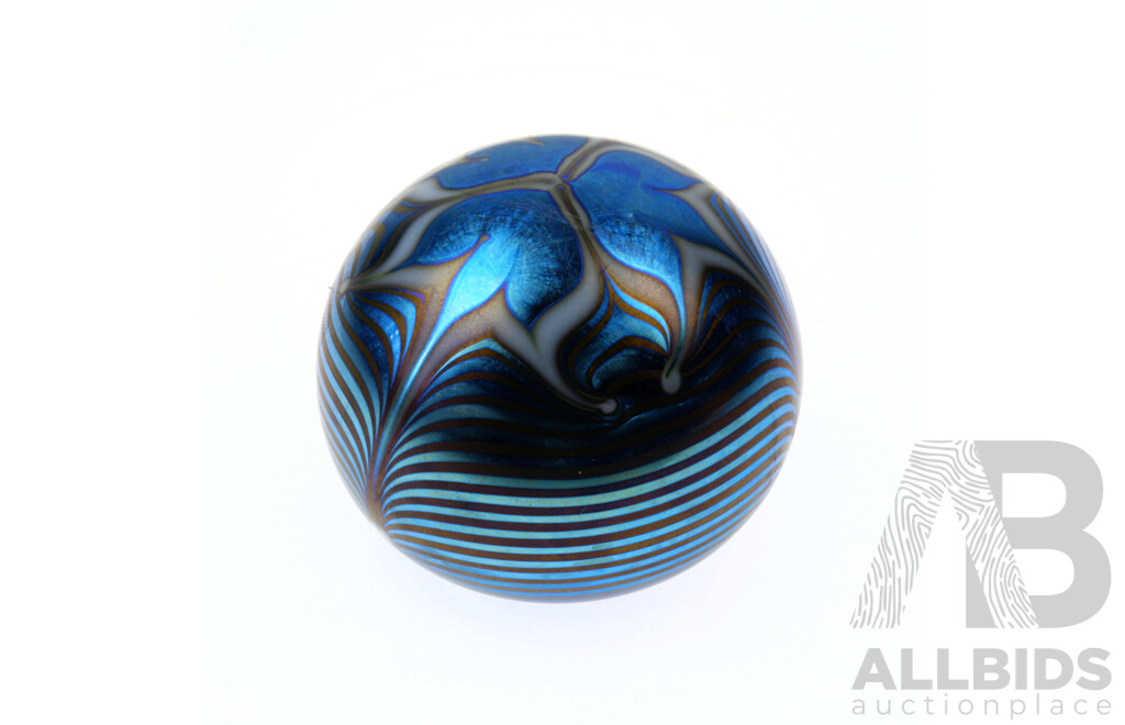 Steven Smyers (American), 'Northern Star' Iridescent Art Glass Paperweight 1976, Dia. 7cm