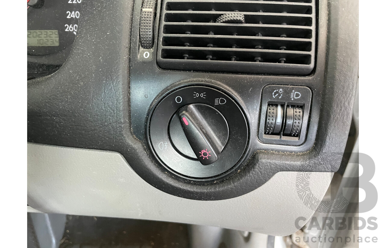 5/2002 Volkswagen Golf 1.6 S  5d Hatchback Silver 1.6L