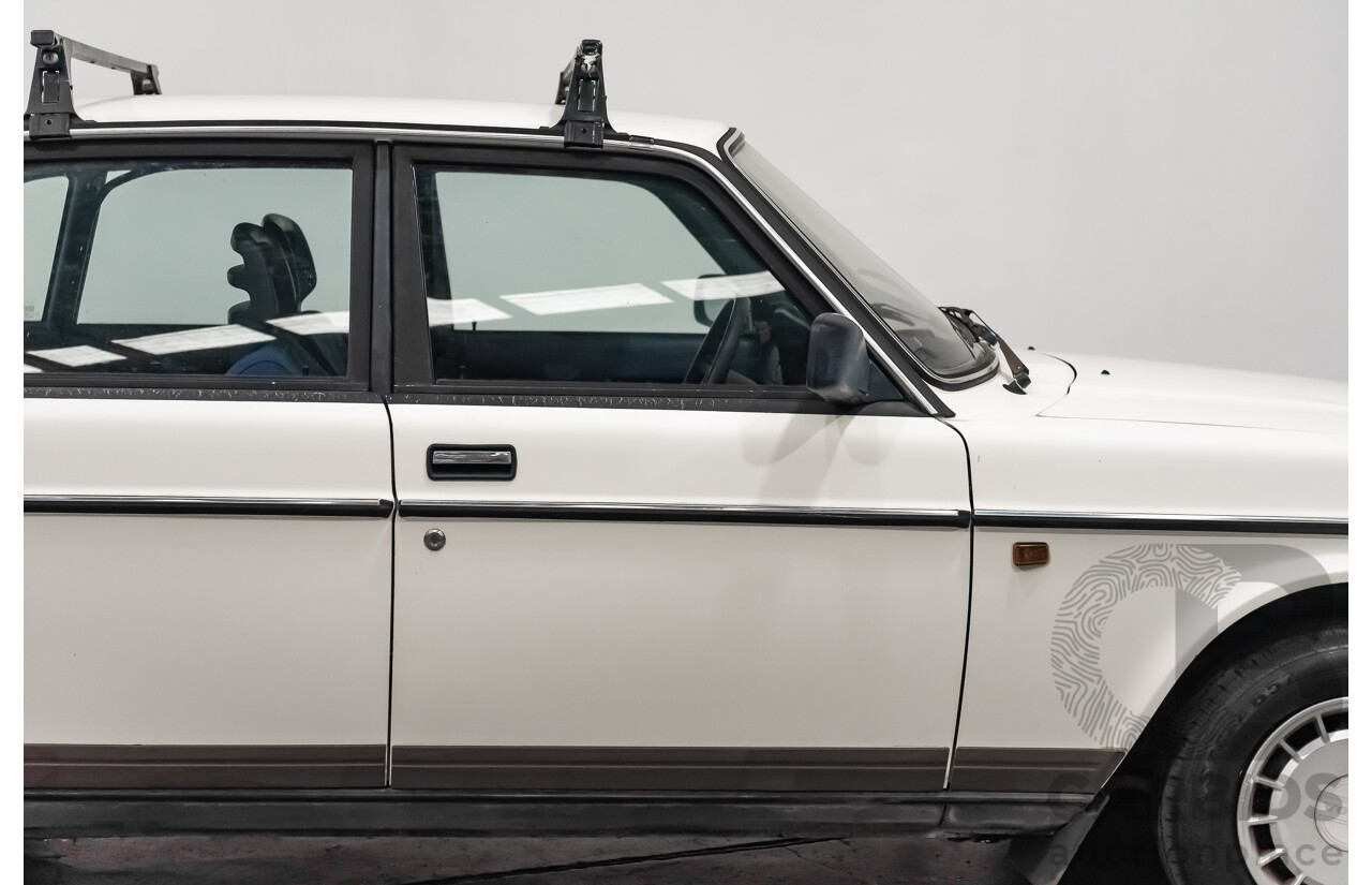 9/1990 Volvo 240 GL  4d Sedan White 2.3L