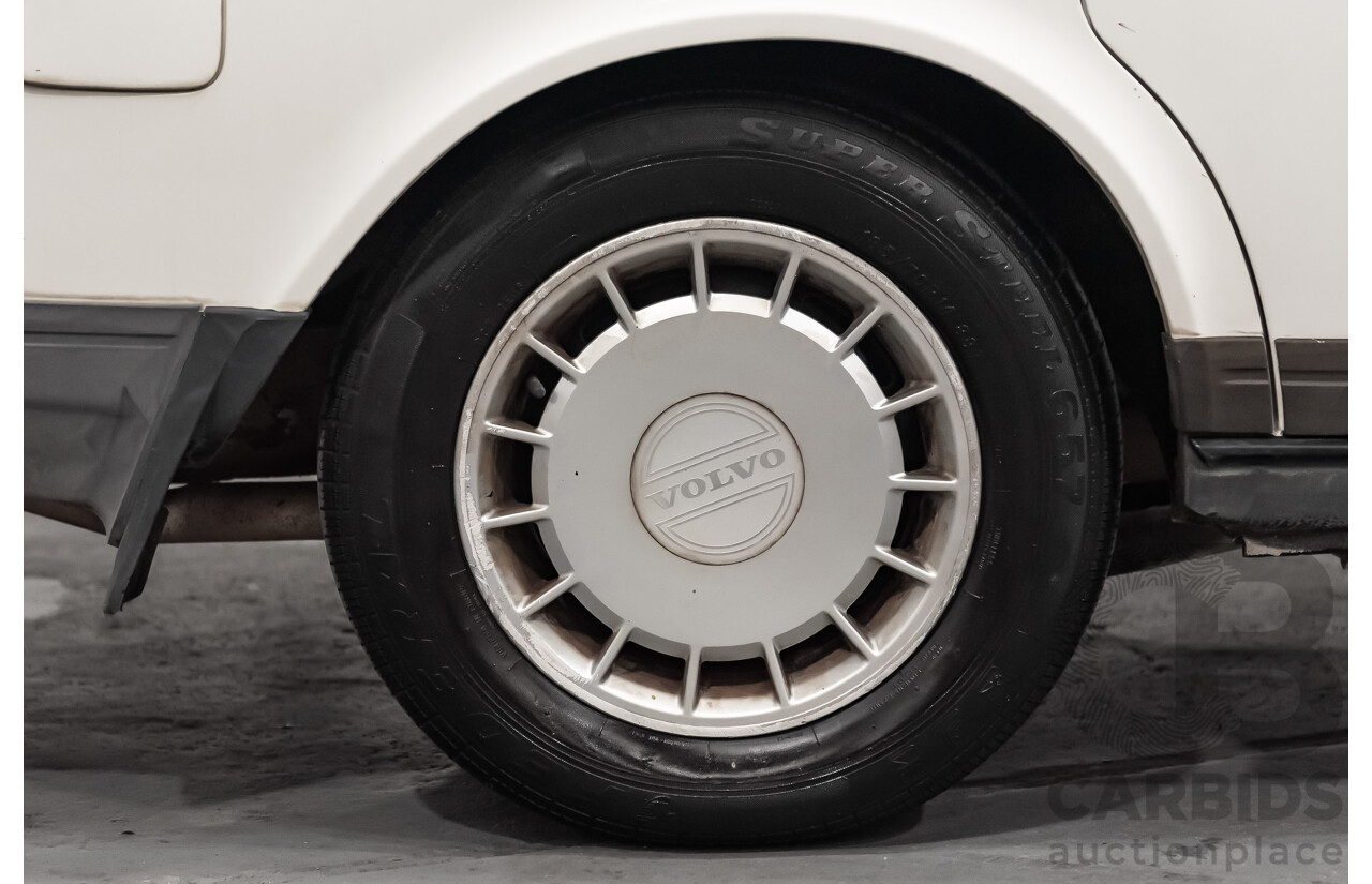 9/1990 Volvo 240 GL  4d Sedan White 2.3L