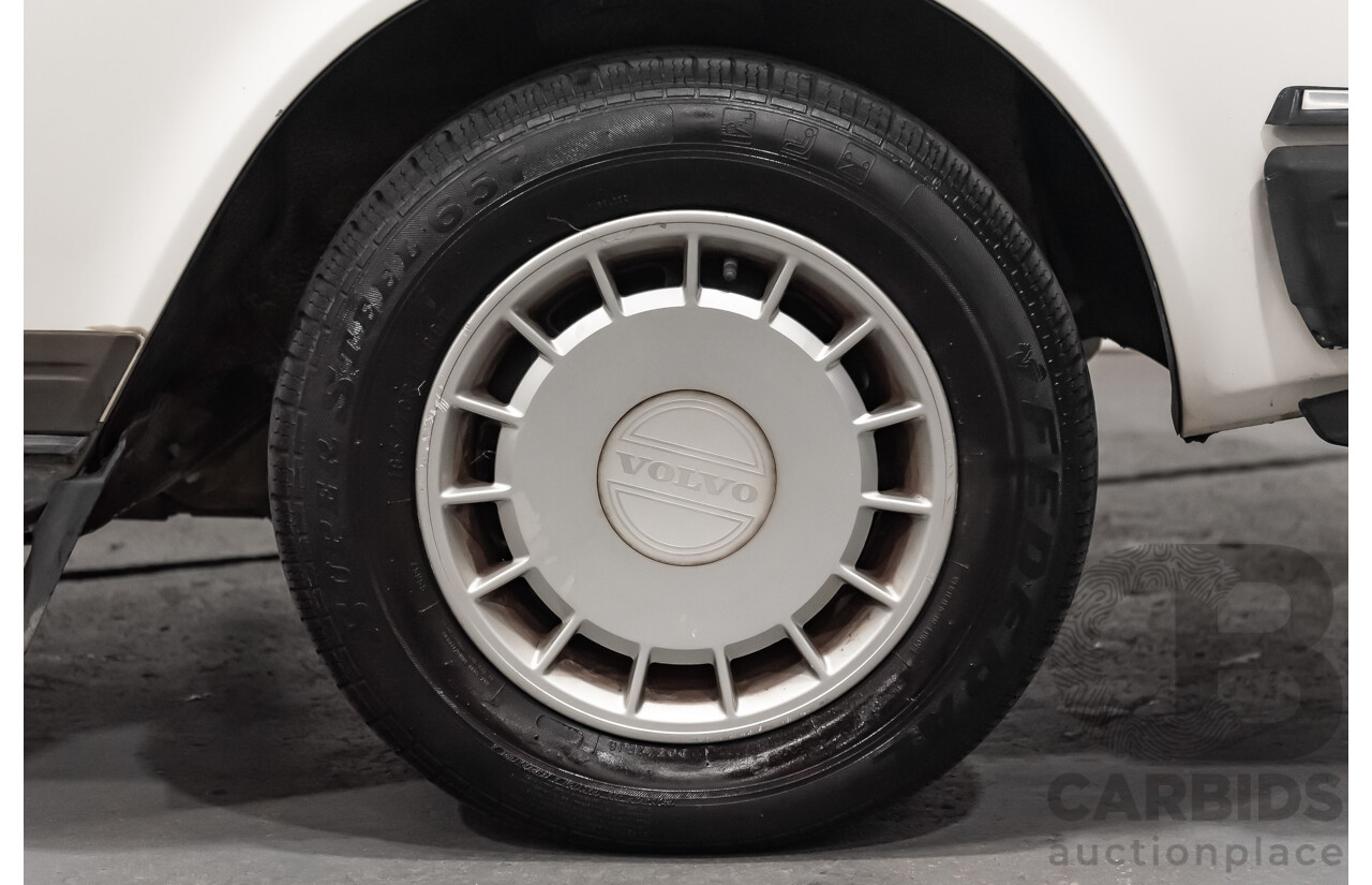 9/1990 Volvo 240 GL  4d Sedan White 2.3L