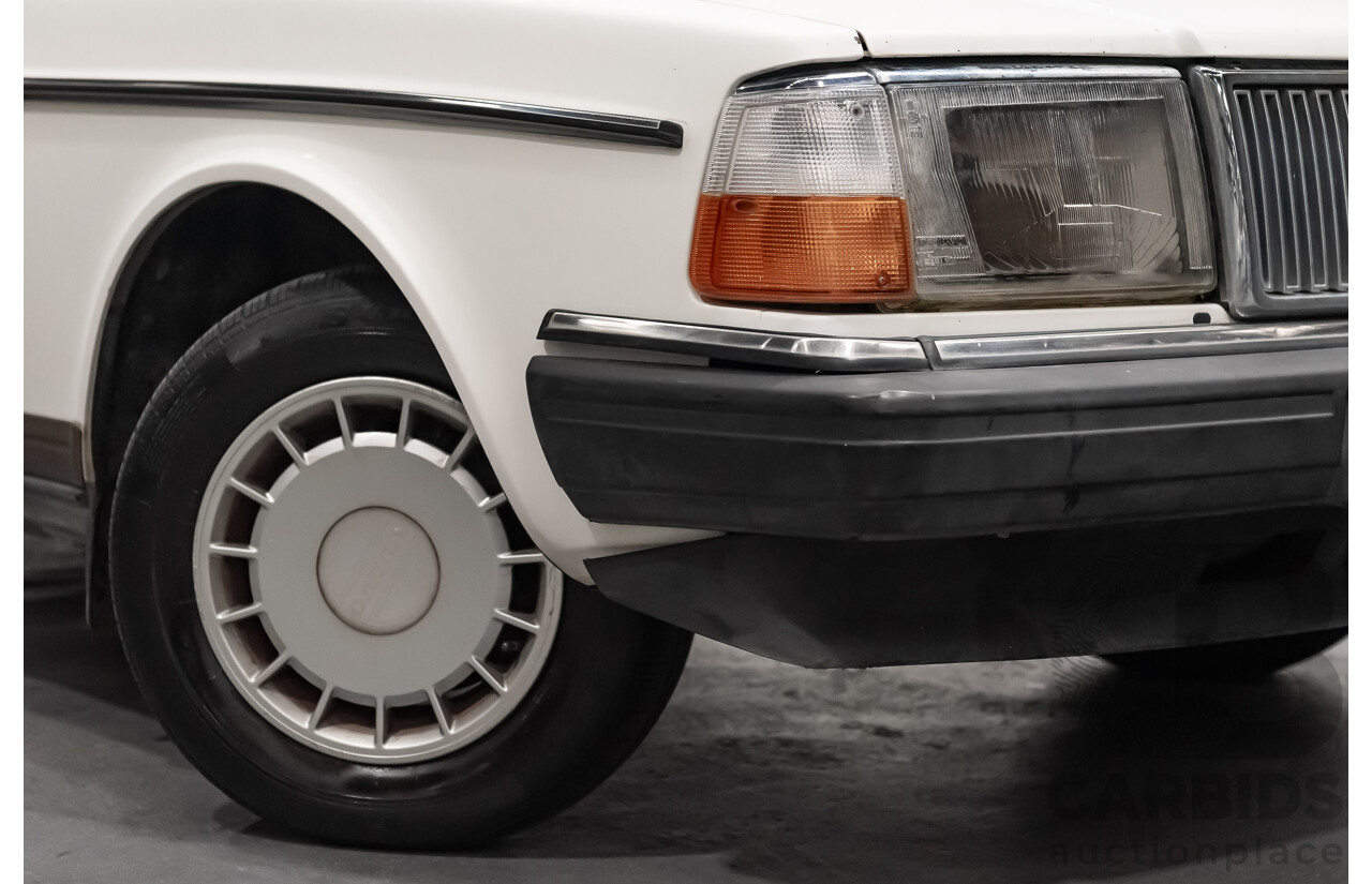 9/1990 Volvo 240 GL  4d Sedan White 2.3L