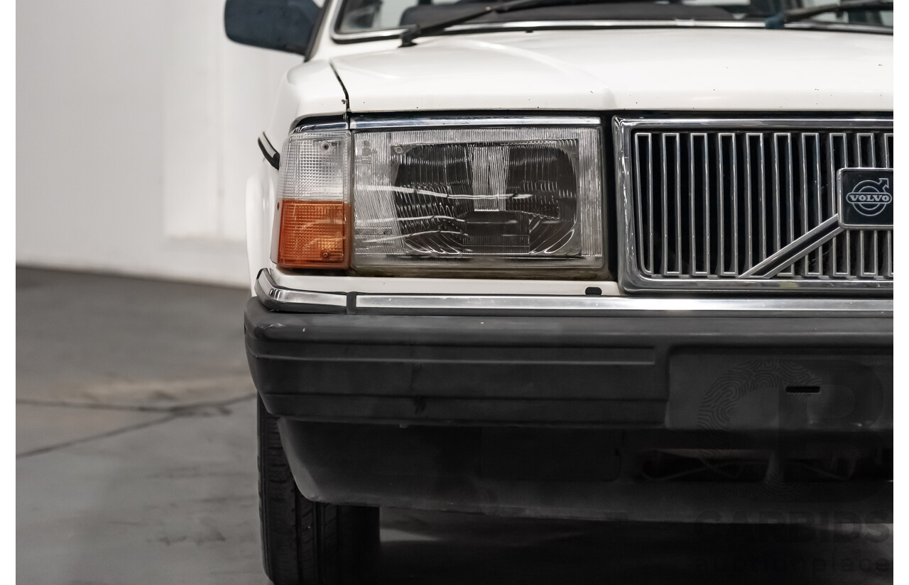 9/1990 Volvo 240 GL  4d Sedan White 2.3L