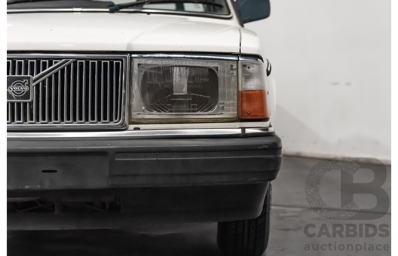 9/1990 Volvo 240 GL  4d Sedan White 2.3L