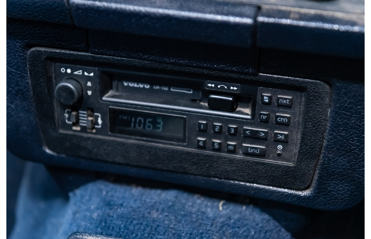 9/1990 Volvo 240 GL  4d Sedan White 2.3L