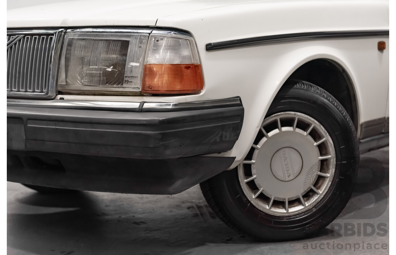 9/1990 Volvo 240 GL  4d Sedan White 2.3L
