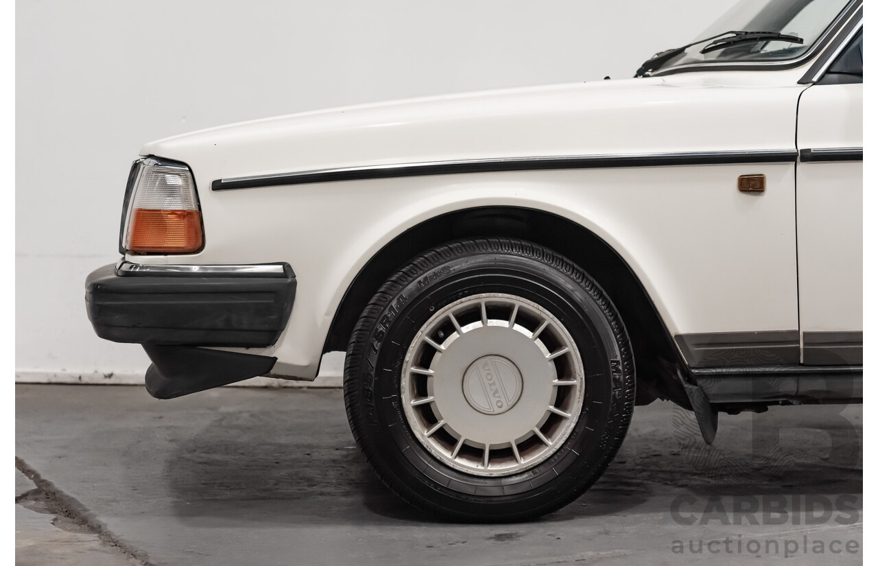 9/1990 Volvo 240 GL  4d Sedan White 2.3L
