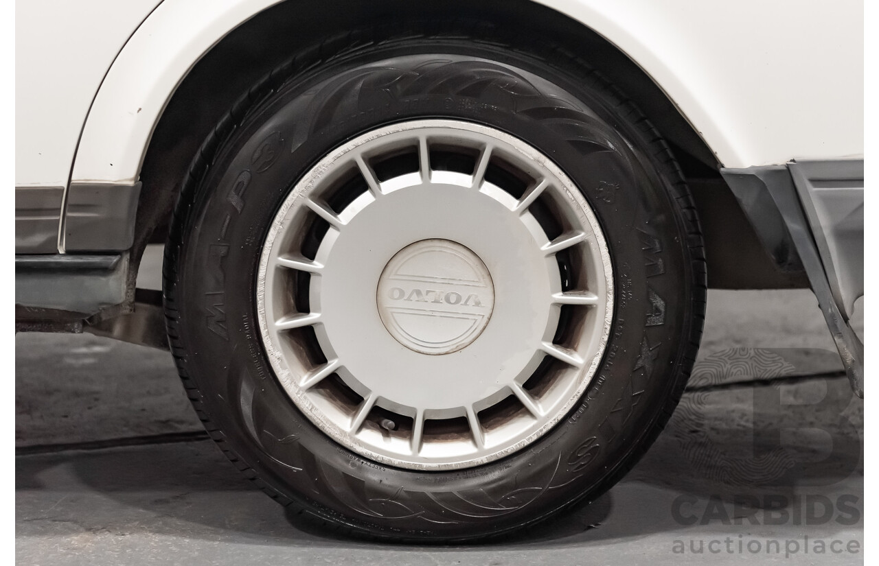 9/1990 Volvo 240 GL  4d Sedan White 2.3L