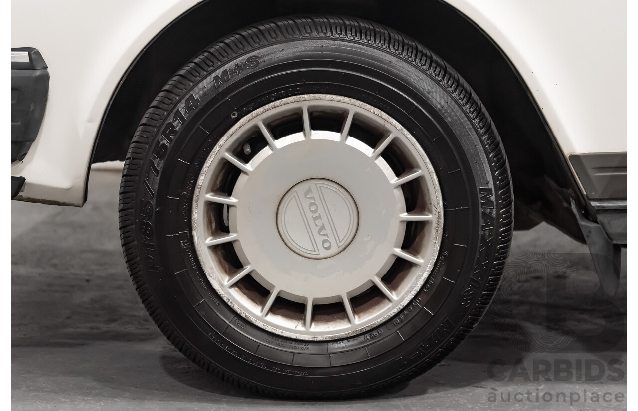 9/1990 Volvo 240 GL  4d Sedan White 2.3L