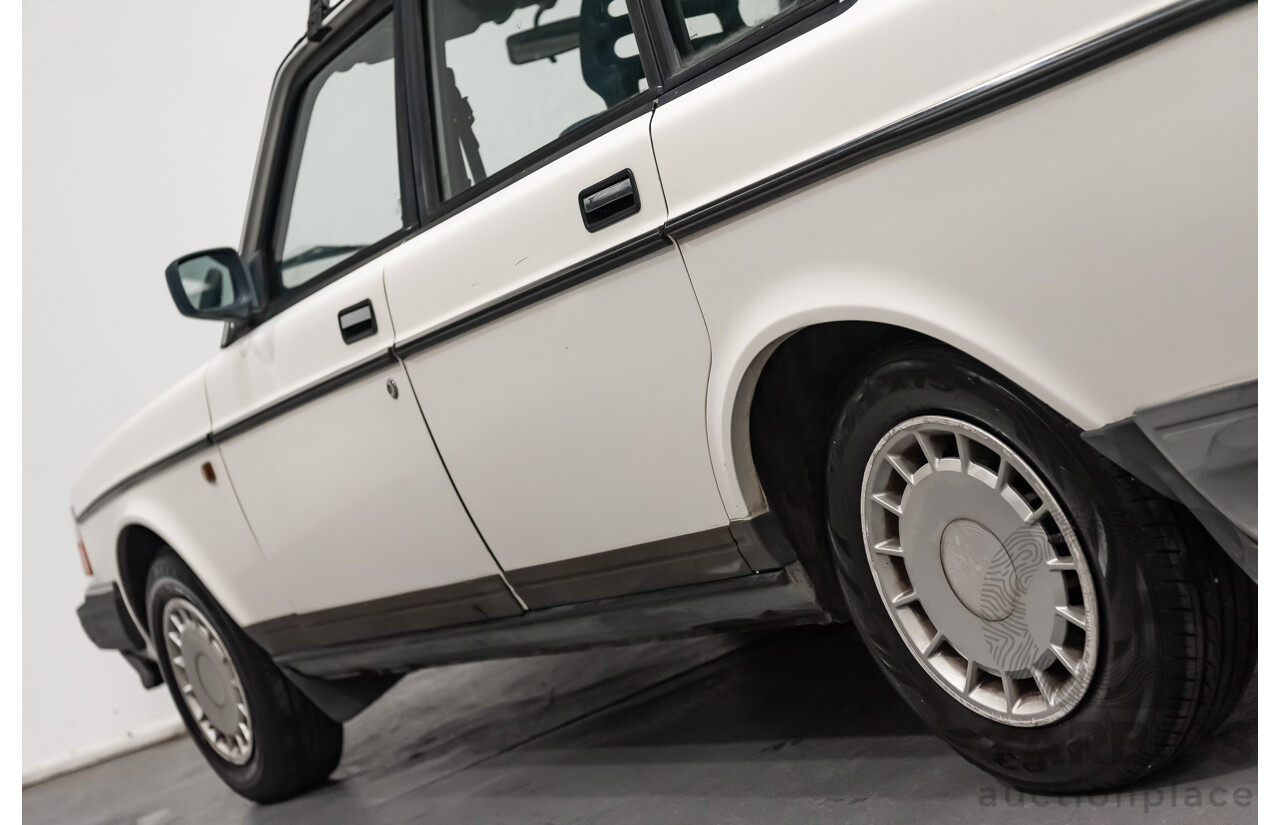 9/1990 Volvo 240 GL  4d Sedan White 2.3L