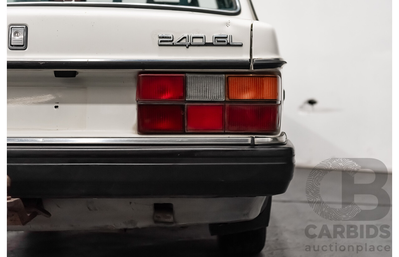 9/1990 Volvo 240 GL  4d Sedan White 2.3L