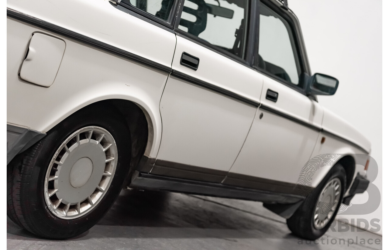 9/1990 Volvo 240 GL  4d Sedan White 2.3L