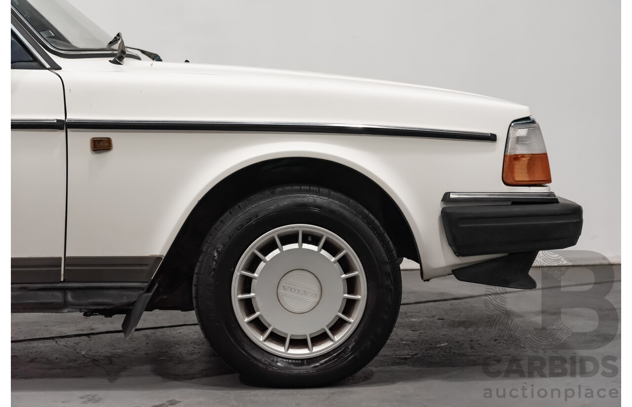 9/1990 Volvo 240 GL  4d Sedan White 2.3L