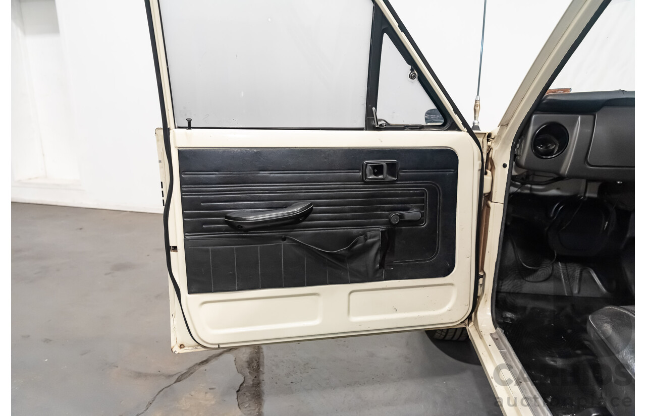 12/1977 Toyota Hilux RN27 2d Utility Tub Back Cream 18R 2.0L