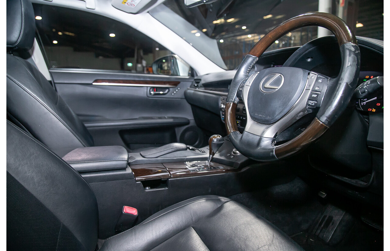 11/2013 Lexus Es300h Sports Luxury AVV60R 4d Sedan Metallic Silver 2.5L - Hybrid