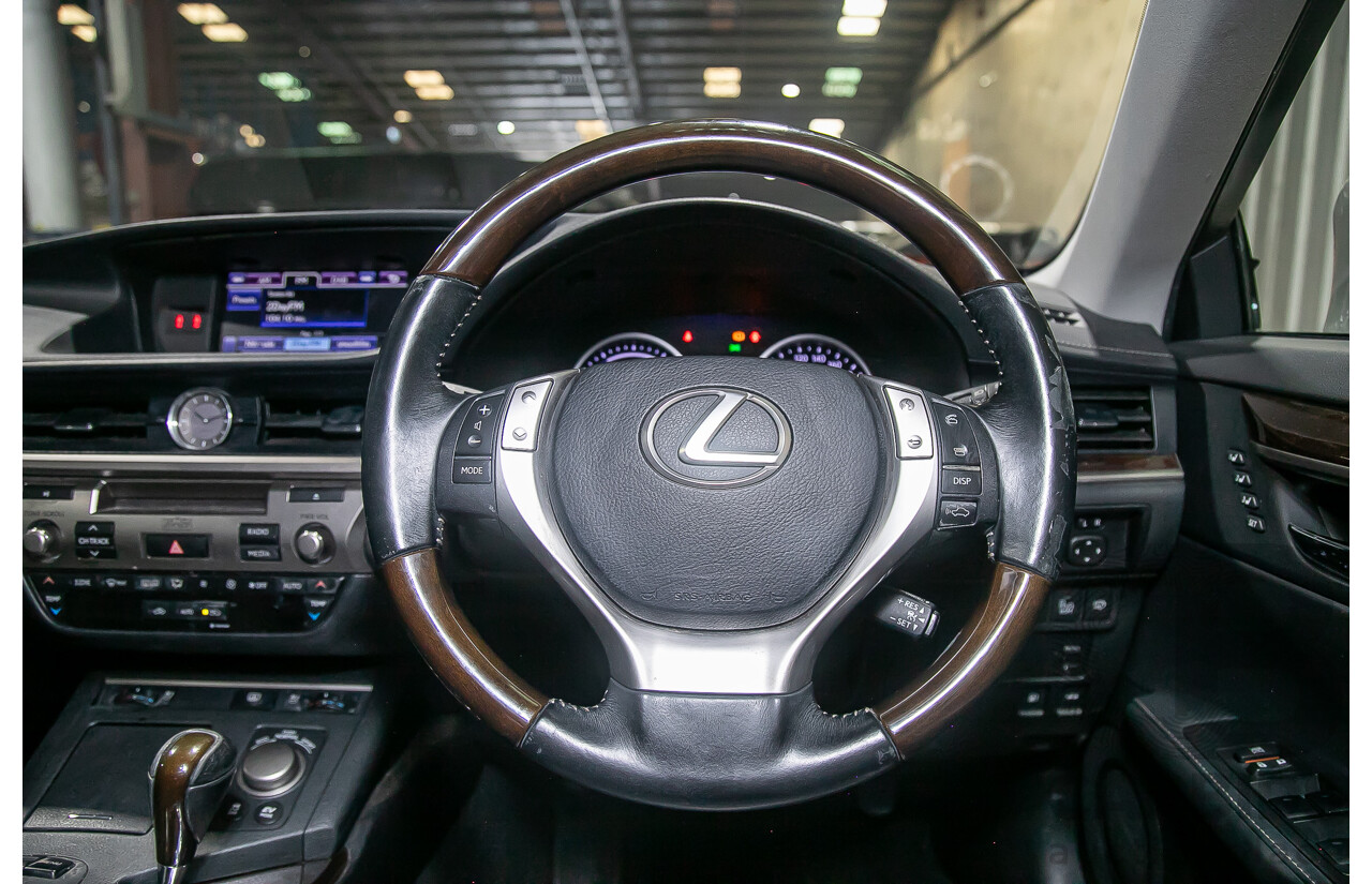 11/2013 Lexus Es300h Sports Luxury AVV60R 4d Sedan Metallic Silver 2.5L - Hybrid