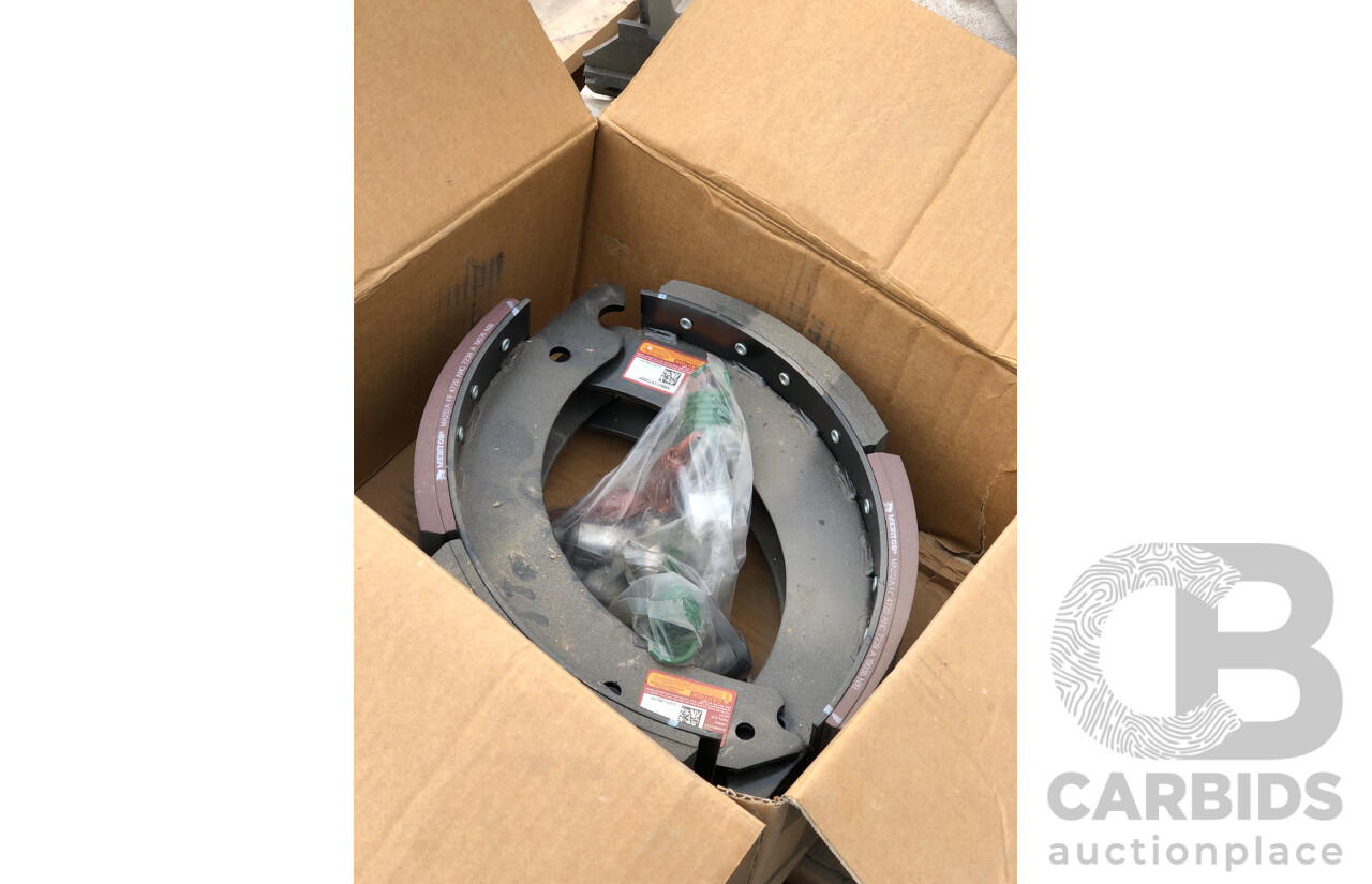 Eight 4515QXM Meritor Lined Brake Shoes with Hardware