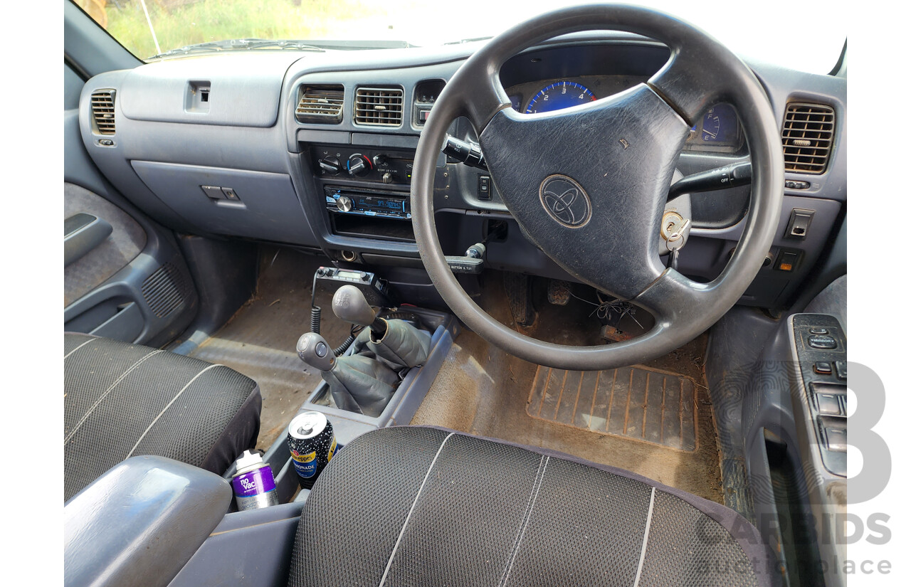 4/2003 Toyota Hilux SR5 (4x4) KZN165R Dual Cab P/Up White Turbo Diesel 3.0L