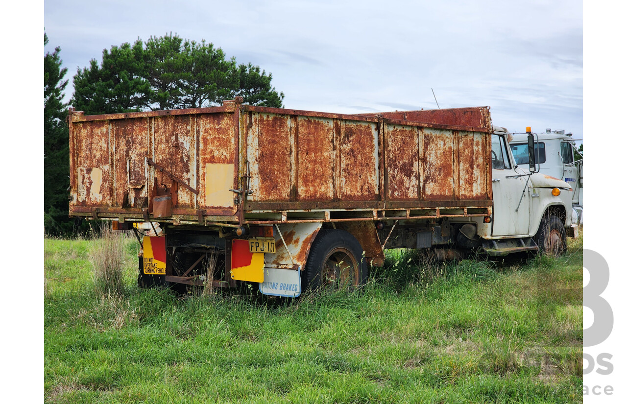 12/1970 International C1640 Tipper Truck 4x2 2d Single Cab Grey 282ci 6cyl Petrol