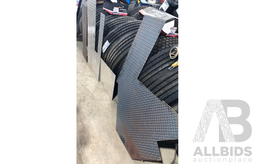 Various Thicknesses of Cheker Plate Offcuts