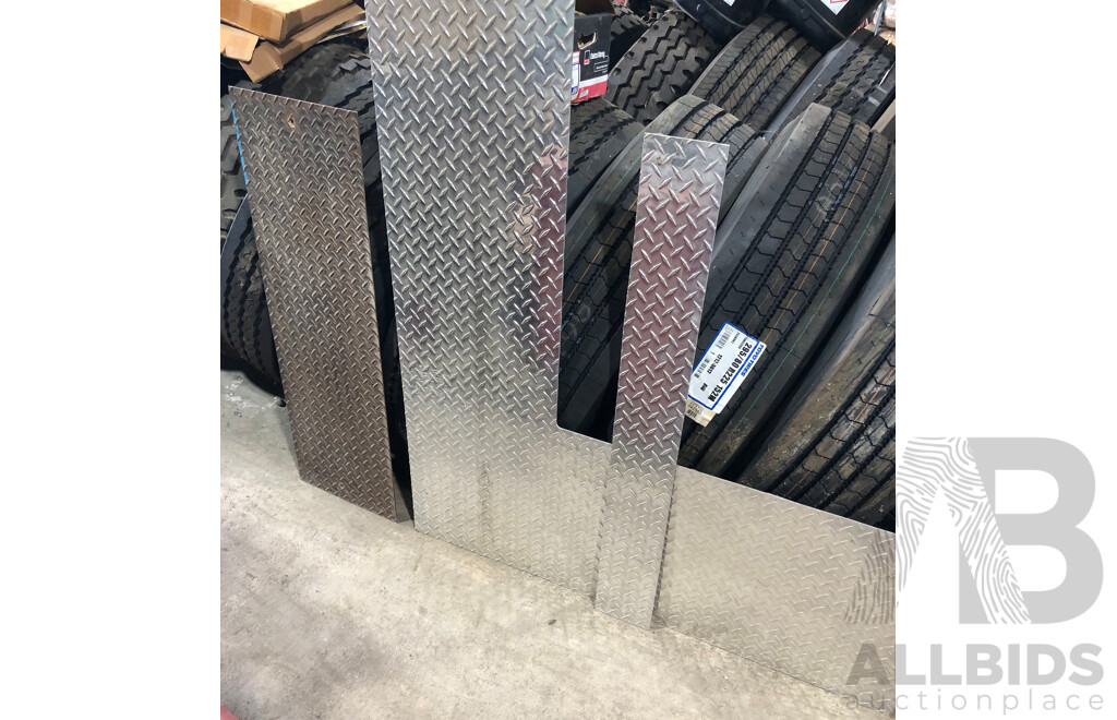 Various Thicknesses of Cheker Plate Offcuts