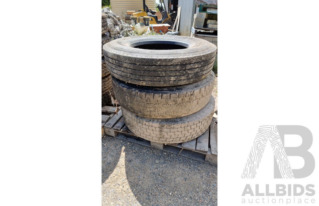 Set of Three HANKOOK 11R22.5 TH062 Tyres - USED