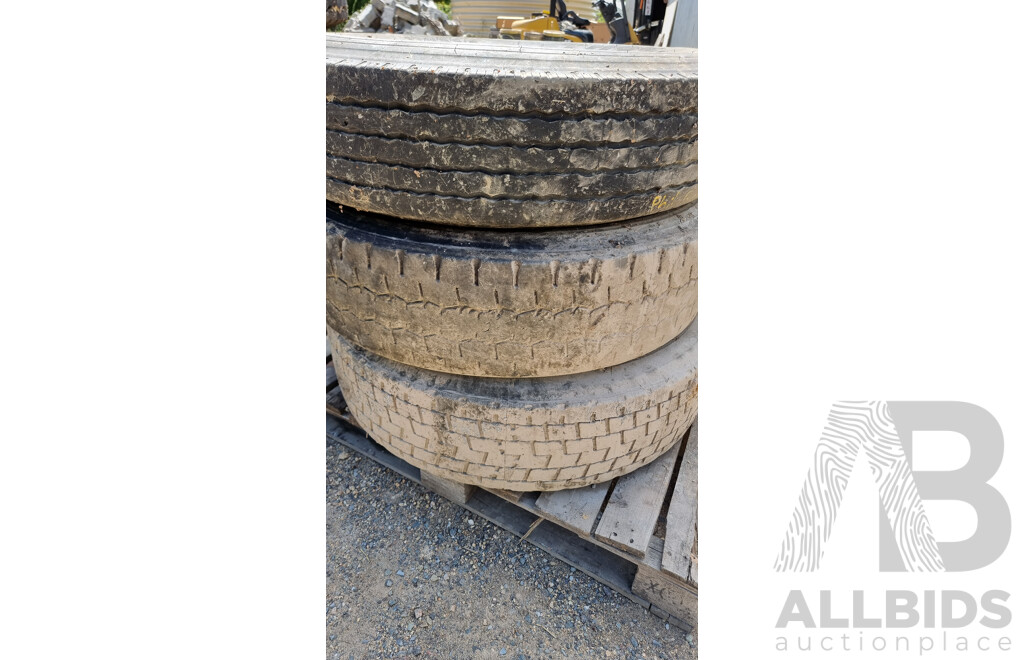 Set of Three HANKOOK 11R22.5 TH062 Tyres - USED
