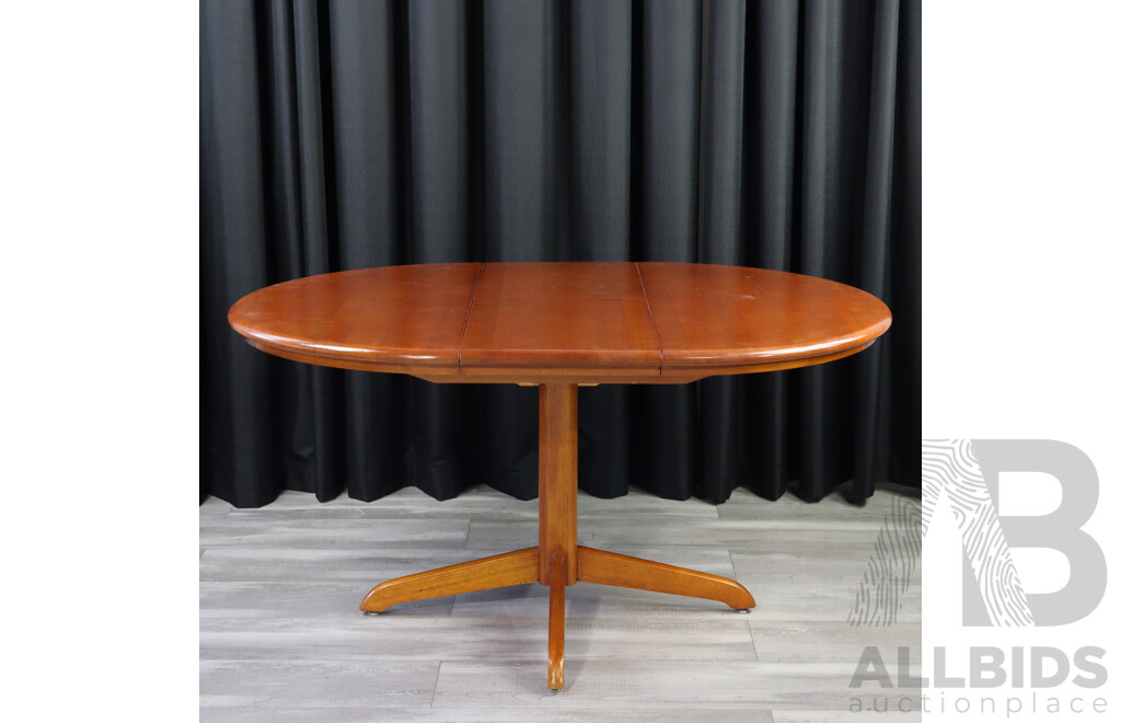 Modern Timber Extension Pedestal Table With Four Chairs