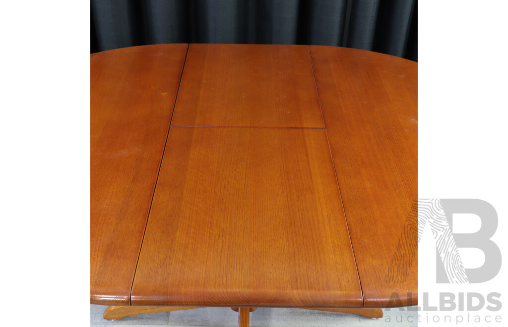 Modern Timber Extension Pedestal Table With Four Chairs