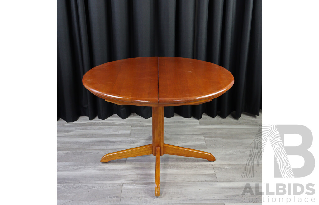 Modern Timber Extension Pedestal Table With Four Chairs