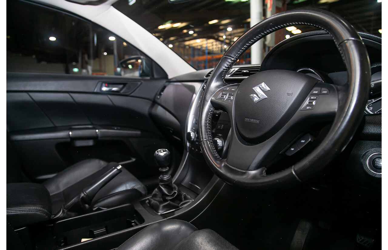 3/2011 Suzuki Kizashi XLS FR 4d Sedan Metallic Silver 2.4L