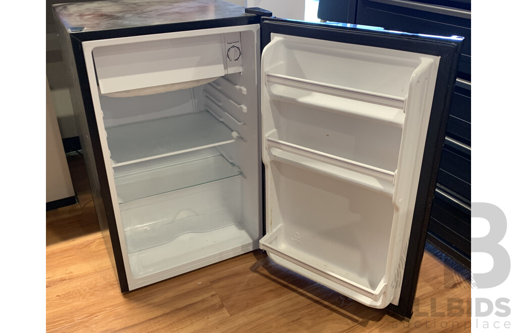 Hisense Bar Fridge Black 120L - HR6BF121B
