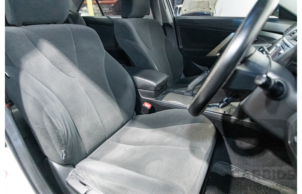 07/2011 Toyota Camry Hybrid AHV40R 4d Sedan White 2.4L