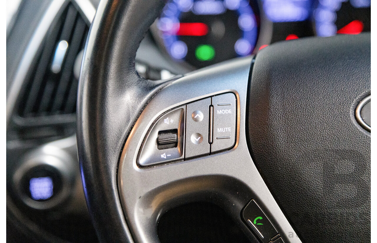 11/2014 Hyundai IX35 Highlander (AWD) LM SERIES II 4D Wagon White Turbo Diesel 2.0L