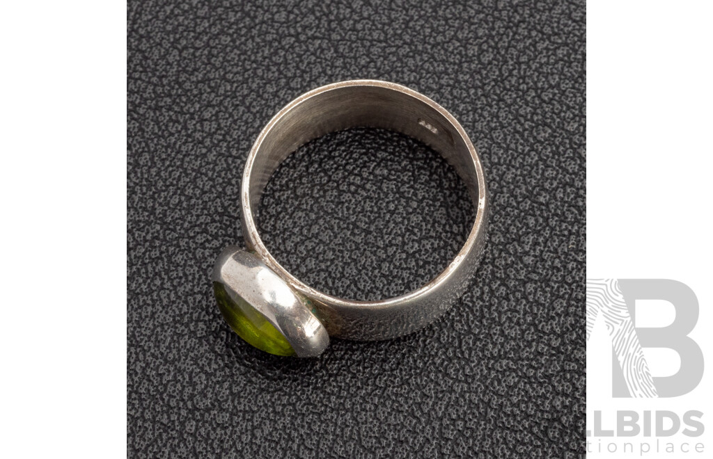 925 Sterling Silver Ring with Oval Peridot