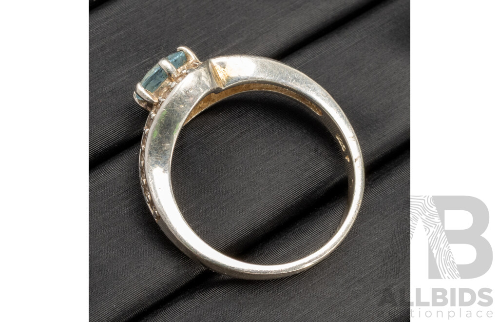 925 Sterling Silver Ring with Round Topaz