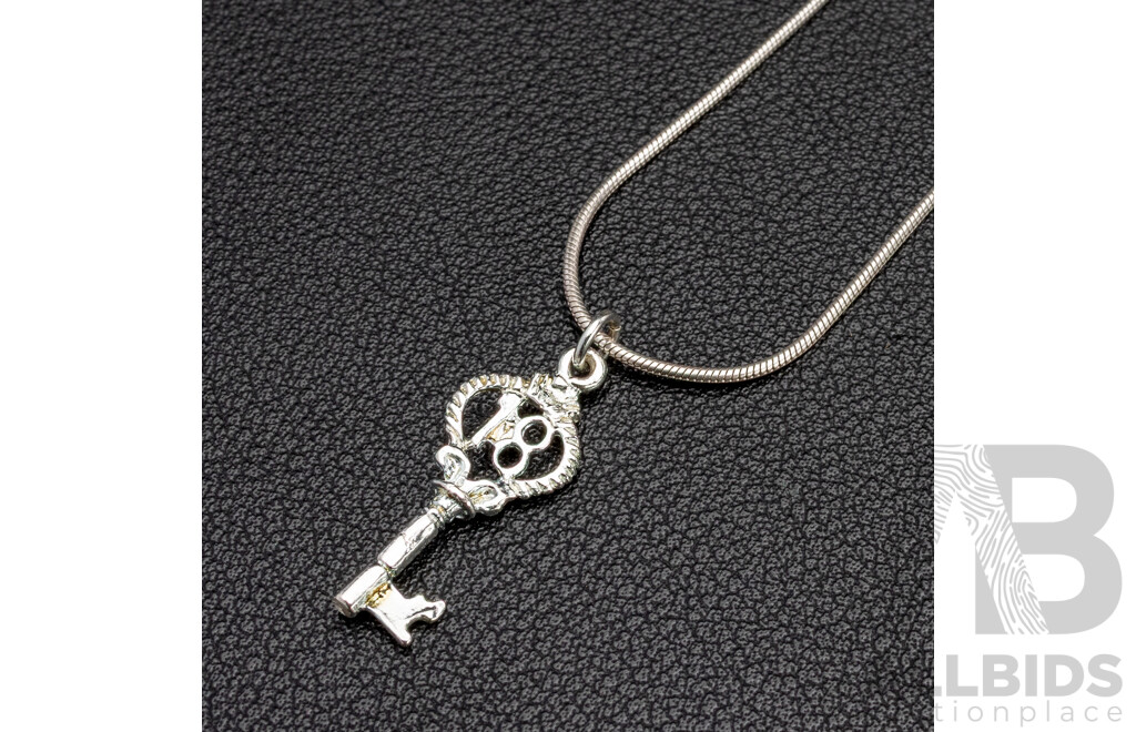 925 Sterling Silver Snake Chain and Key Pendant